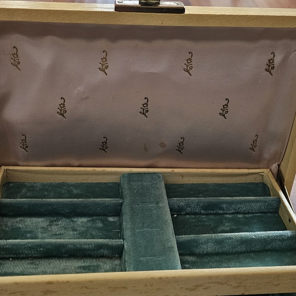 1960's Elegant Jewelry Box with Velvet Interior - Picture 2 of 6